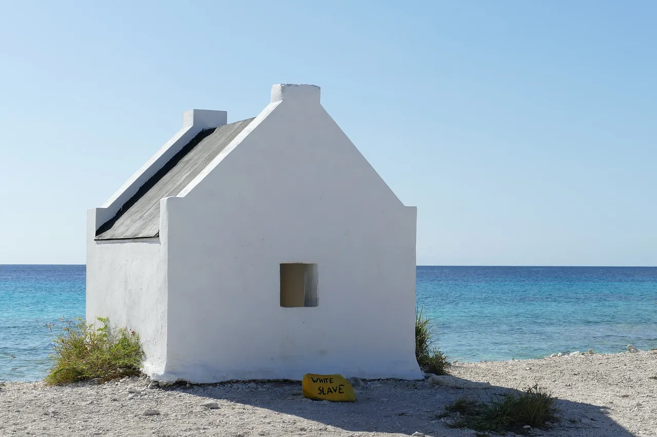 Wit slavenhuisje aan de kust bij de zoutpannen