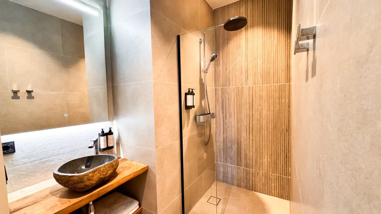 Badkamer met regendouche en stenen waskom in het 3-kamerappartement van Van der Valk Bonaire