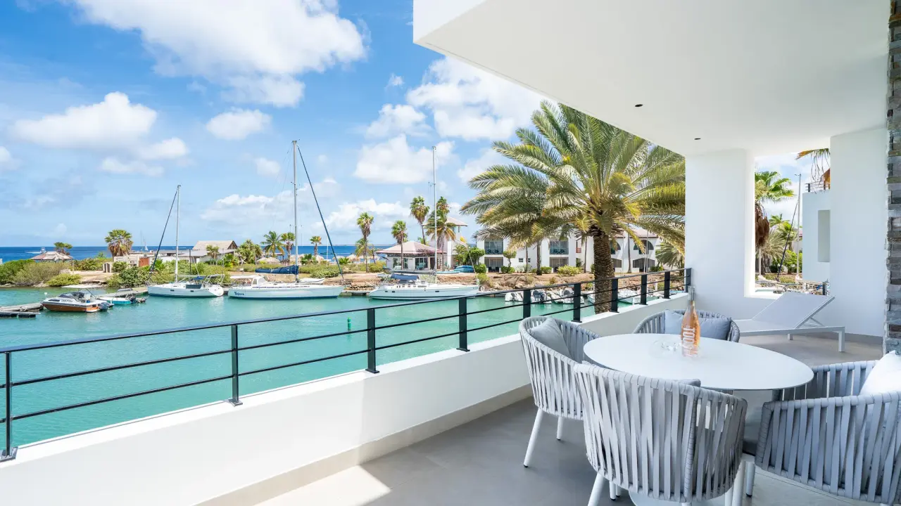 Balkon van een Royal Residence 3-kamerappartement van Van der Valk Bonaire met uitzicht op de jachthaven