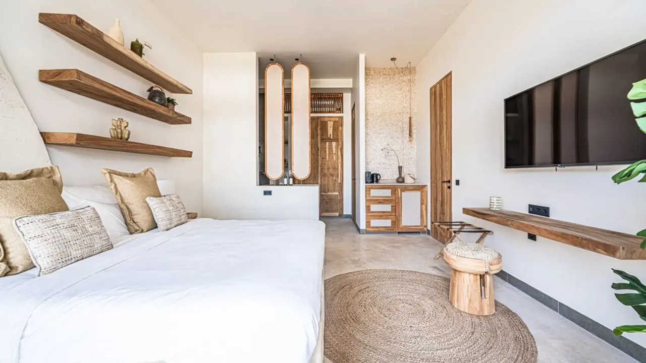 Deluxe Room Family van Van der Valk Bonaire met bed, televisie en wandplanken