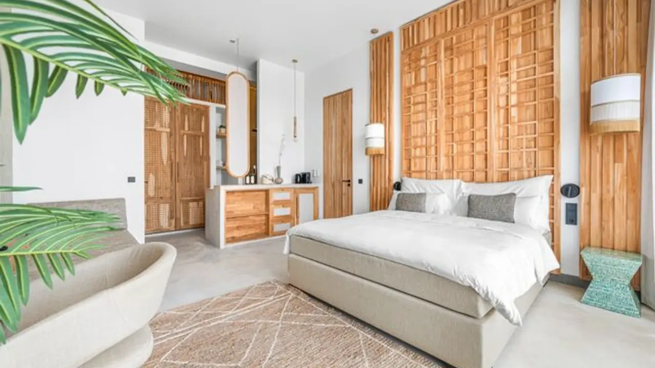 Deluxe Room Family van Van der Valk Bonaire met kingsize bed en houten wandkast
