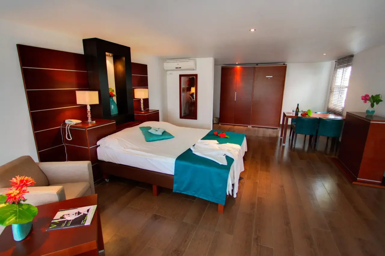 Grand Suite Ocean van Van der Valk Bonaire in de oudere inrichting met donker hout en een houten vloer