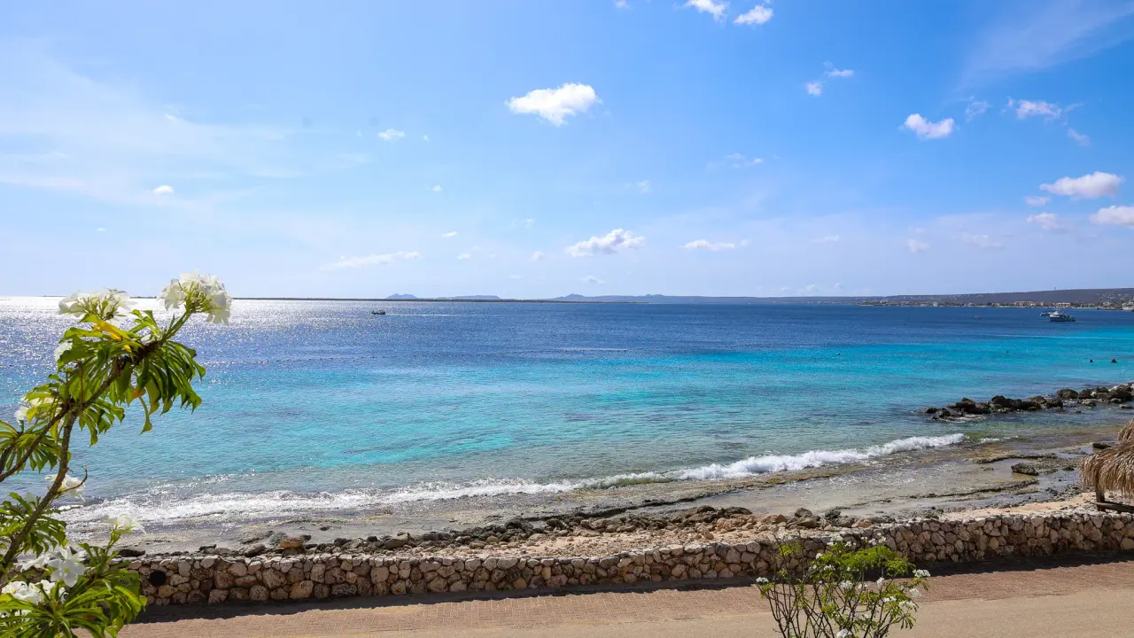 Uitzicht op de Caribische Zee en de kustlijn vanaf Van der Valk Bonaire