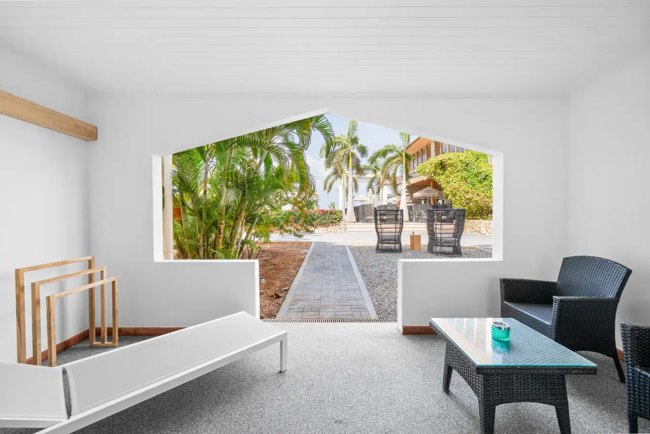 Terras van de King Suite Pool van Van der Valk Bonaire op de begane grond met doorkijk naar de tuin