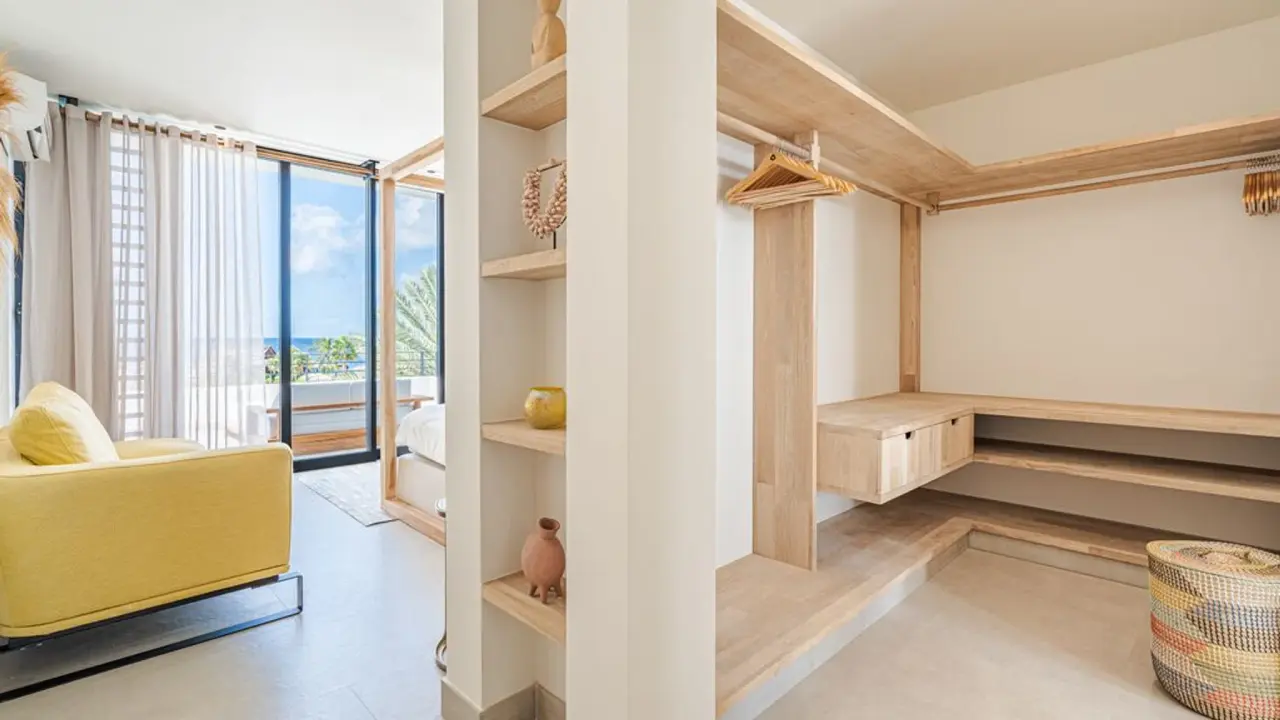 Houten inloopkast in het Penthouse Laguna View van Van der Valk Bonaire