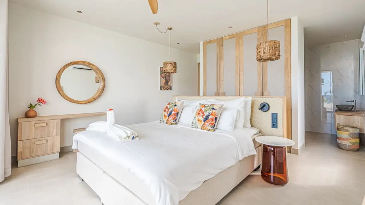 Penthouse-slaapkamer van Van der Valk Bonaire met kingsize bed en ronde spiegel
