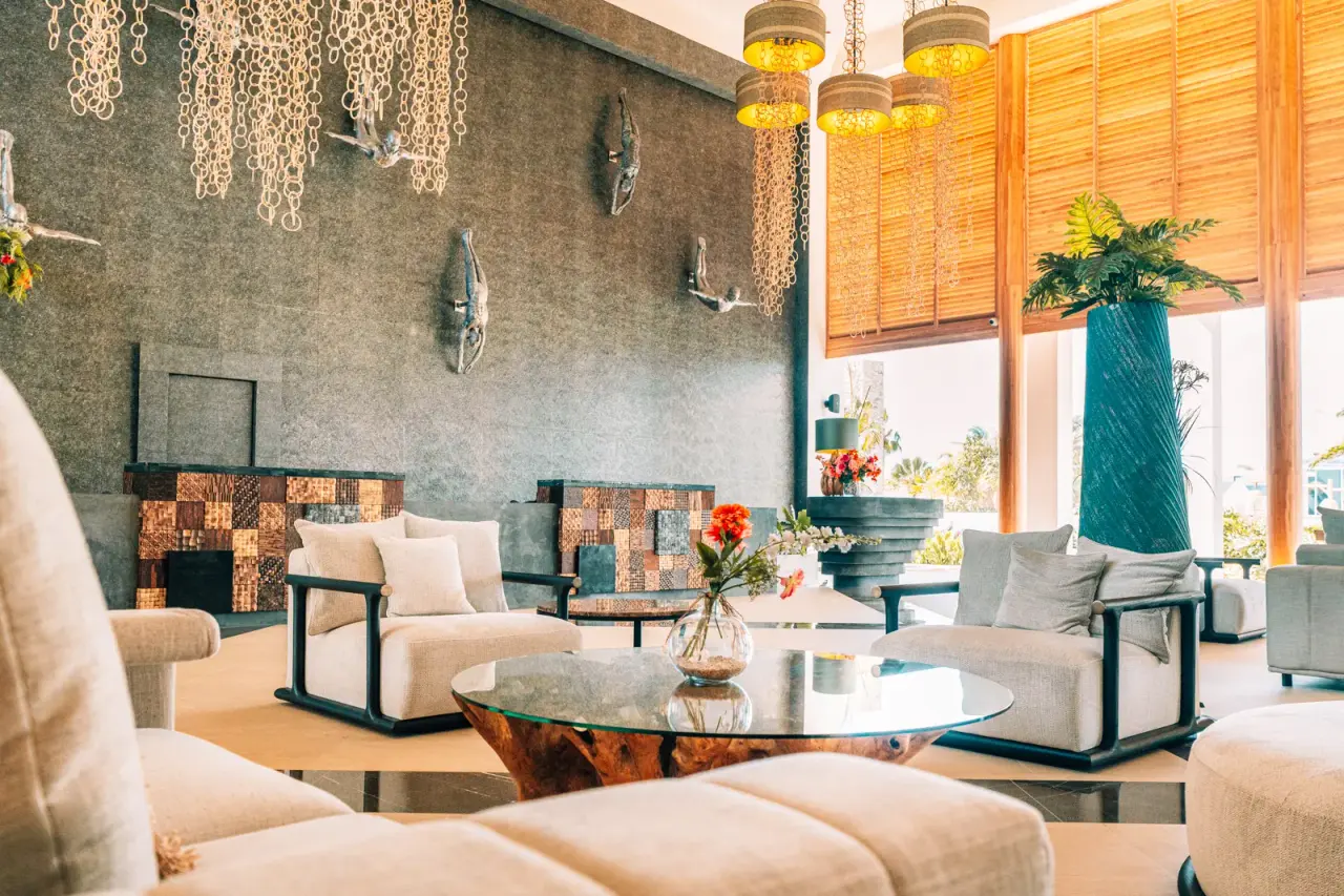 Lounge in de lobby van Van der Valk Bonaire met banken en houten lamellen