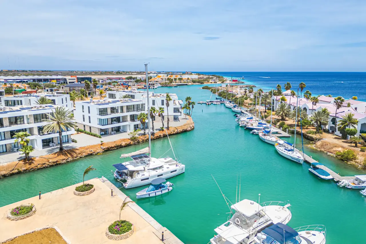 Luchtfoto van de lagune en jachthaven van Van der Valk Bonaire met de appartementen van Royal Residence