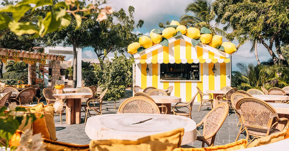 Terras bij het kraampje met citroenen van Piazza Limone bij Van der Valk Bonaire